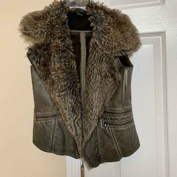 Vegan leather and synthetic fur vest - Picture 1 of 3